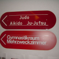 Links Treppe runter (Schild Dojo)